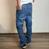 Pantalón jean de corte recto con bolsillos cargo laterales.