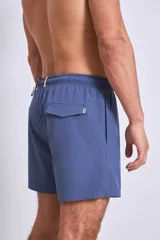 Short de baño azul con logo blanco en la pierna izquierda.