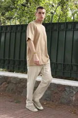 Remera color arena de algodón, corte clásico y mangas cortas.