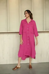 Camisa larga de lino color fucsia, con botones frontales y cuello clásico.