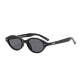 Lentes de sol unisex con montura ovalada negra y lentes grises. Fabricados con plástico reciclado.