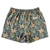 Short de baño azul con estampado de hojas en tonos verde y naranja. Cuenta con elástico en la cintura, cordón ajustable, tres bolsillos y mesh interior hipoalergénico.