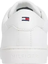 Zapatillas de tenis Tommy Hilfiger de cuero blanco, con suela cupsole y logo bordado en el lateral y la parte trasera.