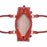 Cartera Guess modelo Wrenley, color rojo, de tamaño mediano, confeccionada en PVC. Tiene doble asa corta, correa larga extraíble, cierre superior y detalles metálicos dorados.