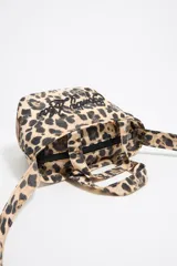 Mini bolso tote con estampado animal print, doble asa corta y logo bordado en negro.