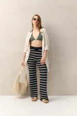 Pantalón ajustado a rayas horizontales blancas y negras.