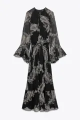 Vestido largo negro con estampado paisley, escote en pico, mangas largas acampanadas con volantes y cintura elastizada con cordón ajustable.