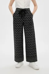 Pantalón de viscosa con estampado geométrico en tonos beige y marrón. Tiene corte ancho, cintura elastizada con cordón y bolsillos laterales.