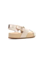 Sandalias bajas color hueso con tiras cruzadas y plataforma color beige.