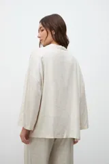 Kimono color crudo con laminado plateado, mangas 3/4 amplias y bolsillos laterales.