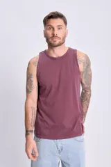 Musculosa bordó con efecto lavado y cuello redondo.