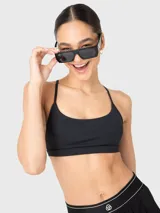 Top deportivo negro de soporte bajo, con escote redondo y tirantes finos ajustables que se cruzan en la espalda. Incluye almohadillas removibles.