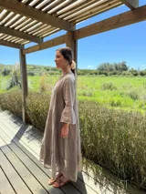 Vestido largo azul marino de lino con cuello mao, escote en V, mangas 3/4 con volados y corte escalonado. Diseño amplio y cómodo.