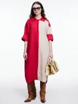 Vestido camisero largo de lino, con manga 3/4 y silueta relajada. Diseño con bloques de color en contraste blanco y negro.