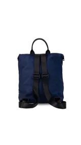 Mochila negra de nylon capitoneada con bolsillo principal con cierre, dos bolsillos frontales con cierre y asa superior.