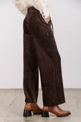 Pantalón de terciopelo color marrón chocolate de corte amplio y diseño elegante.