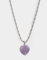 Collar con cadena plateada de eslabones torcidos y dije de corazón de piedra amatista.