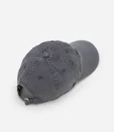 Gorra gris de sarga de algodón con efecto desteñido, visera curva y ajuste trasero con hebilla. Presenta bordado frontal con la frase "rule breaker" simulando rayos.