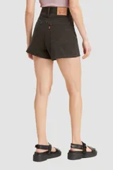 Short de jean negro de tiro alto, corte mom, con bolsillos delanteros y traseros.