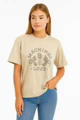 Remera negra de algodón con cuello redondo y mangas cortas. Estampado frontal con un corazón rojo atravesado por un rayo, tigres y la frase "Let It Rock".