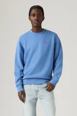 Sweater celeste de cuello redondo, marca Levi's, con logo pequeño en el pecho. Corte clásico y mangas largas.