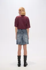 Bermuda de jean celeste con lavado claro, tiro alto, corte ancho y roturas con terminación desflecada en el ruedo.