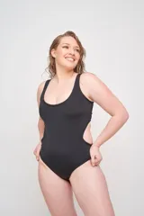 Malla entera con estampado floral multicolor, espalda acordonada y cavado trasero intermedio.