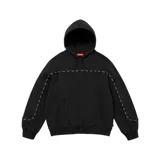 Hoodie Supreme negro con cierre frontal, capucha y bolsillo tipo canguro. Presenta una franja con el logo de la marca a lo largo de las mangas y el pecho.