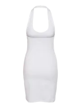 Vestido corto blanco con cuello halter y corte ajustado.
