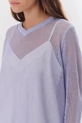 Sweater de punto calado color camel, con escote en V y mangas largas.