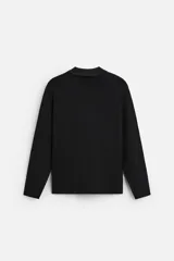Cárdigan negro de punto con lana y algodón, corte regular, cuello solapa, manga larga y cierre frontal con botones.