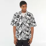 Camisa de manga corta con estampado abstracto en blanco y negro.