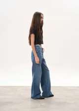 Pantalón de jean azul con textura en relieve, corte wide leg y tiro medio.
