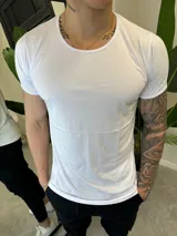 Remera blanca de algodón, corte slim fit.