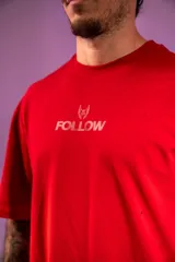 Remera oversize roja de algodón elastizado con logo estampado en el pecho.