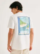 Camiseta azul marino de algodón con estampa rectangular de paisaje en el frente.