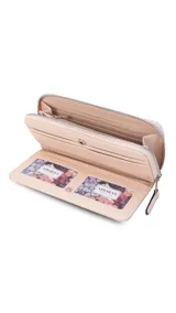 Billetera larga color beige con textura de cuero sintético, cierre alrededor y un bolsillo trasero con cierre. Incluye una correa de muñeca. El logo "LINCOLN'S" está grabado en la parte frontal.