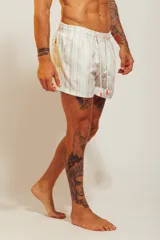 Short de baño celeste con estampado de personas nadando y faroles.