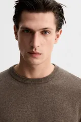 Jersey de hombre color beige, de cashmere, corte regular, cuello redondo y manga larga.