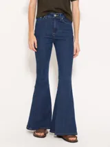 Pantalón de jean azul oscuro, de tiro medio y corte bootcut.