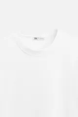 Camiseta verde militar de corte recto, cuello redondo y manga corta.