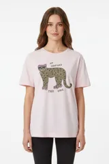 Remera color beige de algodón con cuello redondo y manga corta. Estampado con dos estrellas con patrón animal print y dos cerezas.