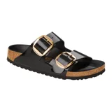 Sandalias Birkenstock Arizona con hebilla grande, de charol color negro.