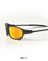 Lentes de sol deportivos con montura negra y lentes espejados de color rojo y amarillo.