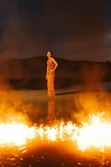 Vestido largo tejido a crochet color naranja, de corte recto y sin mangas.