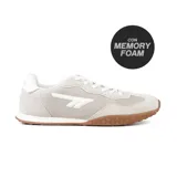 Championes Hi-Tec Darcy color gris claro con detalles en blanco y suela marrón.