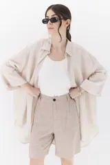 Camisa color beige de lino, de corte amplio, con cuello clásico y mangas 3/4.