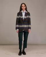 Chaqueta marrón con estampado geométrico, cierre de un botón y bolsillos de parche.