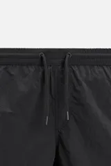 Short de baño negro de tejido técnico, con cintura elástica ajustable con cordón, bolsillos laterales y bolsillo trasero.