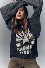 Remera negra de algodón con calce fit y estampa esotérica al agua con detalles en foil.